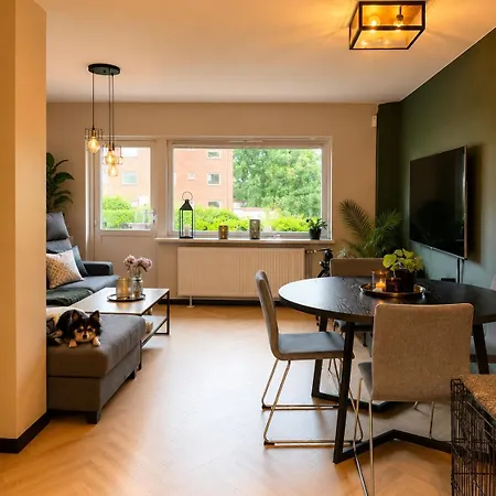 Modern 2-bedroom Near Centre With Garage *