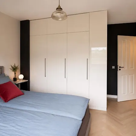 Modern 2-bedroom Near Centre With Garage Apartmán