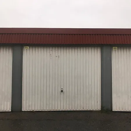 Modern 2-bedroom Near Centre With Garage Apartmán
